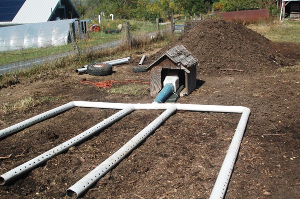 static-aerated-compost-pile-heats-up-without-turning